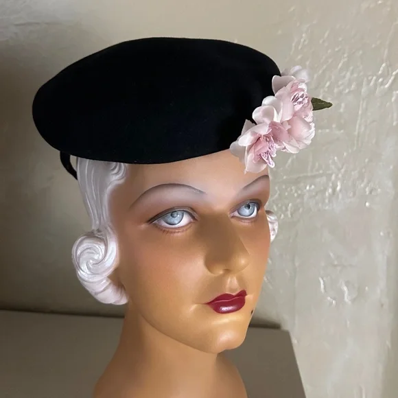 IMPRESSIVE 1930s' BLACK FELT TILT HAT WITH PINK FABRIC FLOWERS/LEAVES - Picture 7 of 10